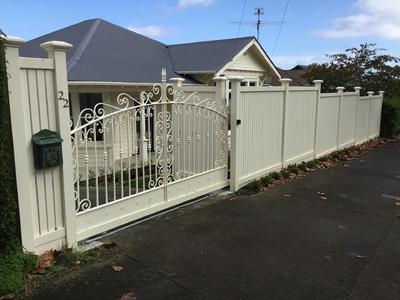 white-vinyl-fence-with-metal-gate.jpg